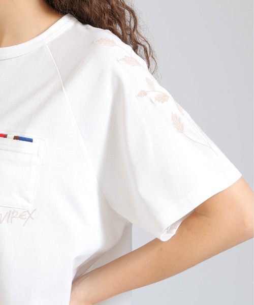 AVIREX(アヴィレックス)の「《直営店限定》HAND STITCHED STYLE T-SHIRT(Tシャツ/カットソー・レディース・オフホワイト/チャコールグレー・F)」の6枚目の写真