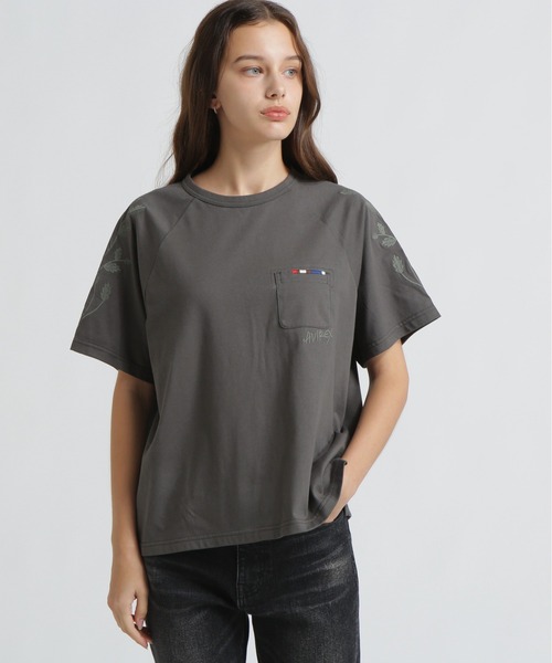 AVIREX(アヴィレックス)の「《直営店限定》HAND STITCHED STYLE T-SHIRT(Tシャツ/カットソー・レディース・オフホワイト/チャコールグレー・F)」の9枚目の写真