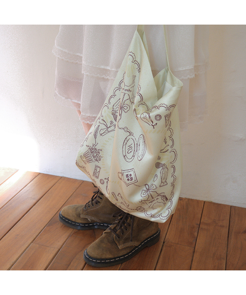 OURNOSTALGIA（アワー ノスタルジア）の「Satin Story Drawing Bag_2color(O26ACC02)（ショルダーバッグ・レディース・ライトグリーン/アイボリー・FREE）」の2枚目の写真