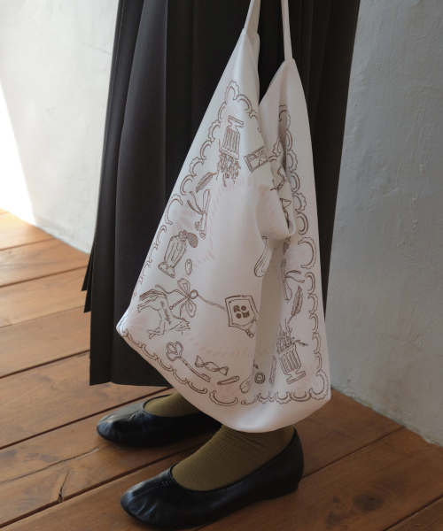 OURNOSTALGIA（アワー ノスタルジア）の「Satin Story Drawing Bag_2color(O26ACC02)（ショルダーバッグ・レディース・ライトグリーン/アイボリー・FREE）」の5枚目の写真