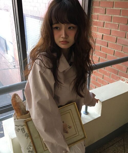 OURNOSTALGIA（アワー ノスタルジア）の「Satin Story Drawing Bag_2color(O26ACC02)（ショルダーバッグ・レディース・ライトグリーン/アイボリー・FREE）」の7枚目の写真