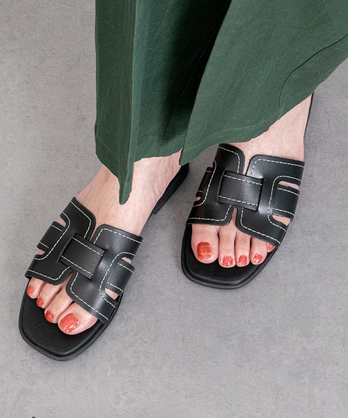 inter-chaussures(インターショシュール)の「【Oh my Sandals】ステッチフラットミュールサンダル(E62204)(サンダル・レディース・ブラック/ホワイト/キャメル/ライトグリーン・35/36/37/38)」の2枚目の写真