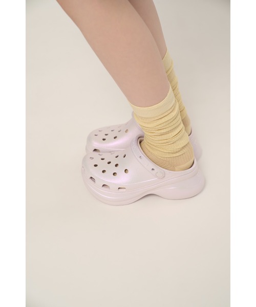 LILY BROWN(リリーブラウン)の「【LILY BROWN×CROCS】Bae Iridescent Clog(サンダル・レディース・ラベンダー・22/23/24)」の2枚目の写真