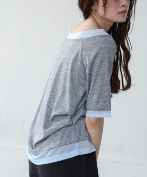 Bab（バブ）の「前後2WAYレイヤードオフショル風カットトップス（Tシャツ/カットソー・レディース・ライトグレー/アイボリー・FREE）」の2枚目の写真