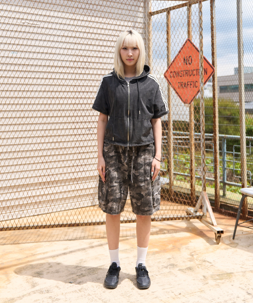 CREAM SODA LAB（クリームソーダラボ）の「ピグメント4線トラッククロップ半袖ジップアップフードブラック（パーカー・レディース・その他・2(M)/1(S)）」の2枚目の写真