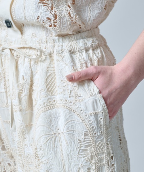 DOUBLE STANDARD CLOTHING(ダブルスタンダードクロージング)の「コットンブロードレース刺繍ワイドパンツ(その他パンツ・レディース・キナリ/ブラック・36/38)」の8枚目の写真
