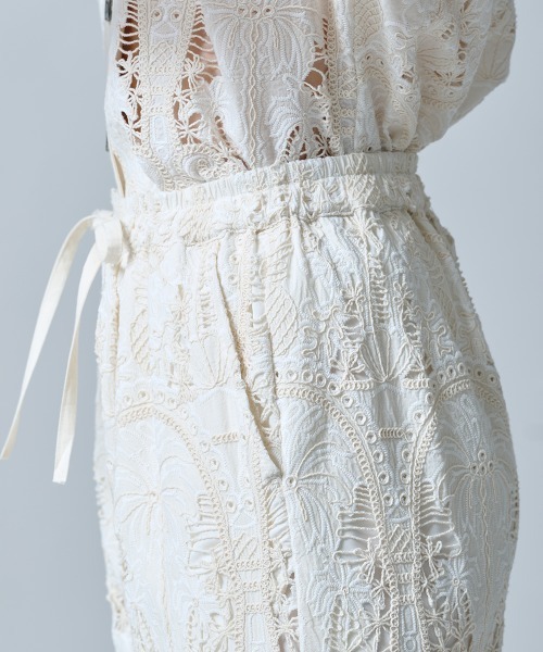 DOUBLE STANDARD CLOTHING(ダブルスタンダードクロージング)の「コットンブロードレース刺繍ワイドパンツ(その他パンツ・レディース・キナリ/ブラック・36/38)」の9枚目の写真