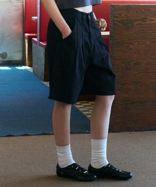 ERER(エルエル)の「Pintuck Bermuda Denim Shorts Black(その他パンツ・レディース・ブラック・1/2)」の8枚目の写真