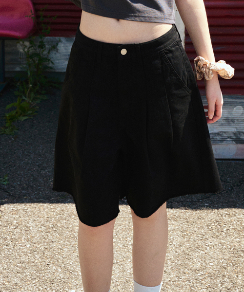 ERER(エルエル)の「Pintuck Bermuda Denim Shorts Black(その他パンツ・レディース・ブラック・1/2)」の2枚目の写真