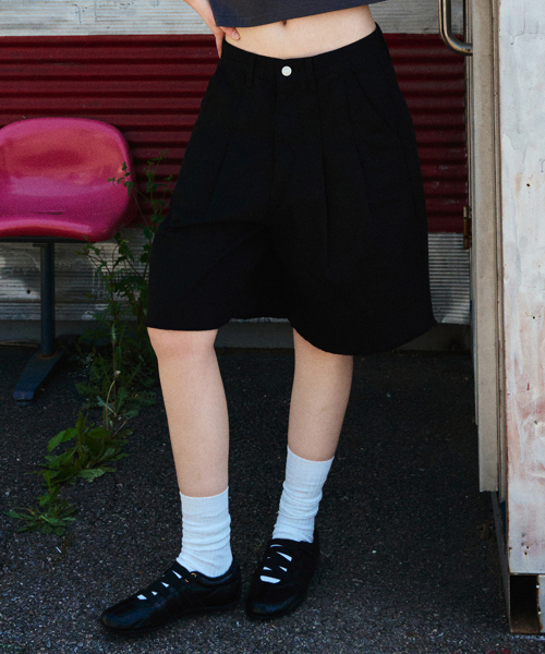 ERER(エルエル)の「Pintuck Bermuda Denim Shorts Black(その他パンツ・レディース・ブラック・1/2)」の4枚目の写真