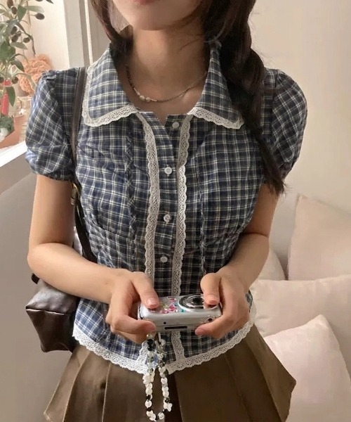 P.V.T(ピーブイティー)の「チェックレースブラウス(シャツ/ブラウス・レディース・ブルー/ホワイト/ネイビー・M)」の1枚目の写真