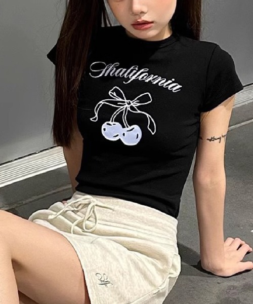 HALEY PESCA（ヘーリーペスカ）の「HALEY PESCA/チェリープリント リボンタイトTシャツ（Tシャツ/カットソー・レディース・ホワイト/ブラック・SMALL/MEDIUM）」の2枚目の写真