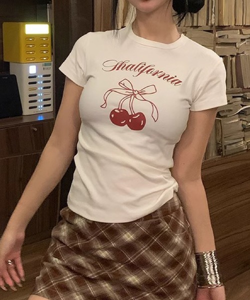 HALEY PESCA（ヘーリーペスカ）の「HALEY PESCA/チェリープリント リボンタイトTシャツ（Tシャツ/カットソー・レディース・ホワイト/ブラック・SMALL/MEDIUM）」の3枚目の写真