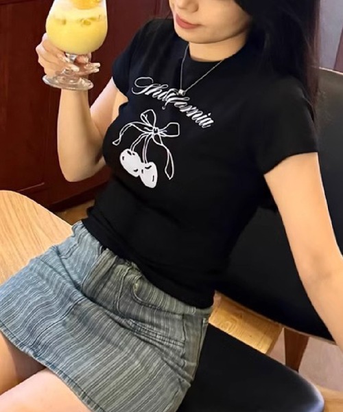 HALEY PESCA（ヘーリーペスカ）の「HALEY PESCA/チェリープリント リボンタイトTシャツ（Tシャツ/カットソー・レディース・ホワイト/ブラック・SMALL/MEDIUM）」の6枚目の写真
