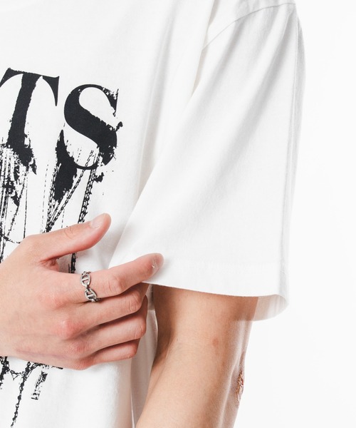 SHORT ROUND(ショートラウンド)の「SHORT ROUND/UネックグラフィックT(Tシャツ/カットソー・メンズ・ブラック系その他/ホワイト・LARGE/MEDIUM)」の6枚目の写真