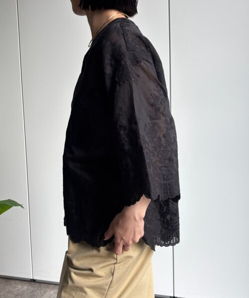 Jena espace merveilleux(ジェナ エスパスメルヴェイユ)の「スカラップレースブラウス(シャツ/ブラウス・レディース・ブラック/アイボリー・FREE)」の21枚目の写真