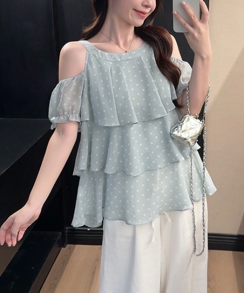 FAVORITO(ファヴォリート)の「オフショルダードット柄トップス(シャツ/ブラウス・レディース・イエロー/ブルー・M/L/S)」の2枚目の写真