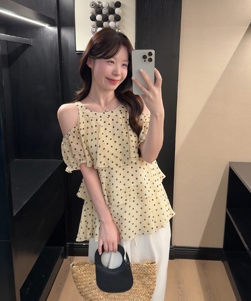 FAVORITO(ファヴォリート)の「オフショルダードット柄トップス(シャツ/ブラウス・レディース・イエロー/ブルー・M/L/S)」の11枚目の写真