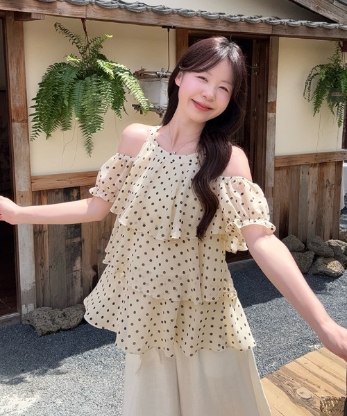 FAVORITO(ファヴォリート)の「オフショルダードット柄トップス(シャツ/ブラウス・レディース・イエロー/ブルー・M/L/S)」の6枚目の写真