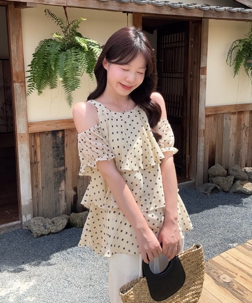 FAVORITO(ファヴォリート)の「オフショルダードット柄トップス(シャツ/ブラウス・レディース・イエロー/ブルー・M/L/S)」の12枚目の写真
