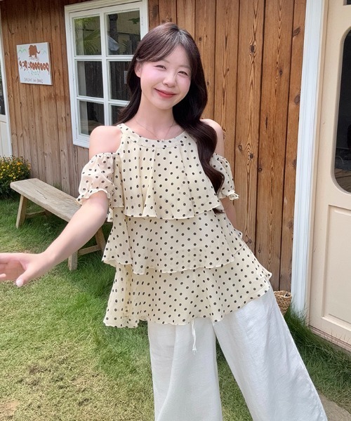 FAVORITO(ファヴォリート)の「オフショルダードット柄トップス(シャツ/ブラウス・レディース・イエロー/ブルー・M/L/S)」の13枚目の写真