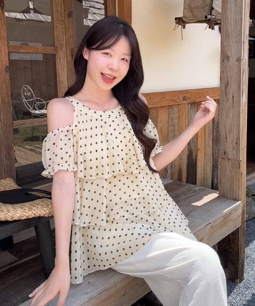 FAVORITO(ファヴォリート)の「オフショルダードット柄トップス(シャツ/ブラウス・レディース・イエロー/ブルー・M/L/S)」の9枚目の写真
