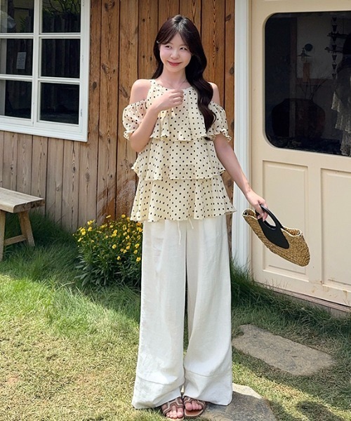 FAVORITO(ファヴォリート)の「オフショルダードット柄トップス(シャツ/ブラウス・レディース・イエロー/ブルー・M/L/S)」の7枚目の写真