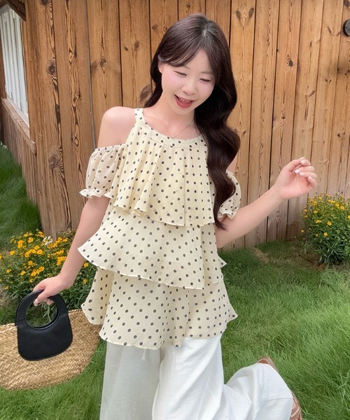FAVORITO(ファヴォリート)の「オフショルダードット柄トップス(シャツ/ブラウス・レディース・イエロー/ブルー・M/L/S)」の5枚目の写真