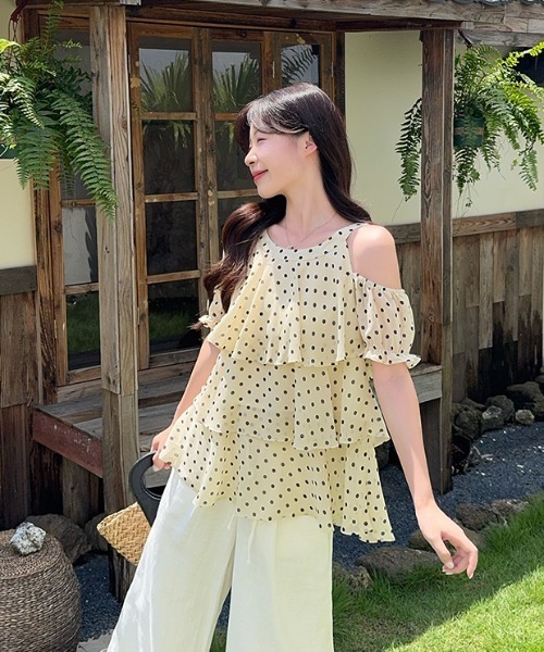 FAVORITO(ファヴォリート)の「オフショルダードット柄トップス(シャツ/ブラウス・レディース・イエロー/ブルー・M/L/S)」の4枚目の写真
