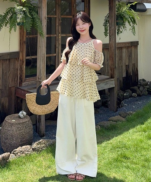 FAVORITO(ファヴォリート)の「オフショルダードット柄トップス(シャツ/ブラウス・レディース・イエロー/ブルー・M/L/S)」の8枚目の写真