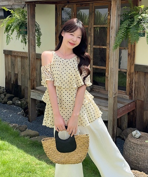 FAVORITO(ファヴォリート)の「オフショルダードット柄トップス(シャツ/ブラウス・レディース・イエロー/ブルー・M/L/S)」の3枚目の写真