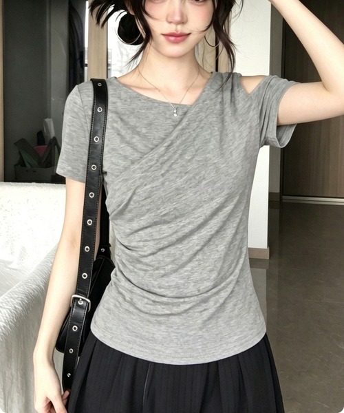 I.O.E（アイオイ）の「[韓国トレンド] レイヤード風 オープンショルダーギャザートップス（Tシャツ/カットソー・レディース・グレー・FREE）」の2枚目の写真