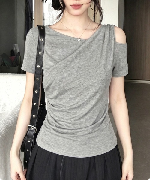 I.O.E（アイオイ）の「[韓国トレンド] レイヤード風 オープンショルダーギャザートップス（Tシャツ/カットソー・レディース・グレー・FREE）」の3枚目の写真