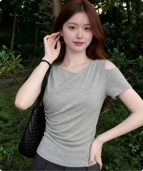 I.O.E（アイオイ）の「[韓国トレンド] レイヤード風 オープンショルダーギャザートップス（Tシャツ/カットソー・レディース・グレー・FREE）」の4枚目の写真