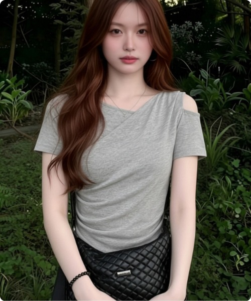 I.O.E（アイオイ）の「[韓国トレンド] レイヤード風 オープンショルダーギャザートップス（Tシャツ/カットソー・レディース・グレー・FREE）」の5枚目の写真