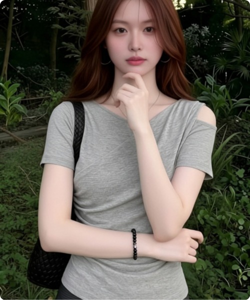 I.O.E（アイオイ）の「[韓国トレンド] レイヤード風 オープンショルダーギャザートップス（Tシャツ/カットソー・レディース・グレー・FREE）」の6枚目の写真