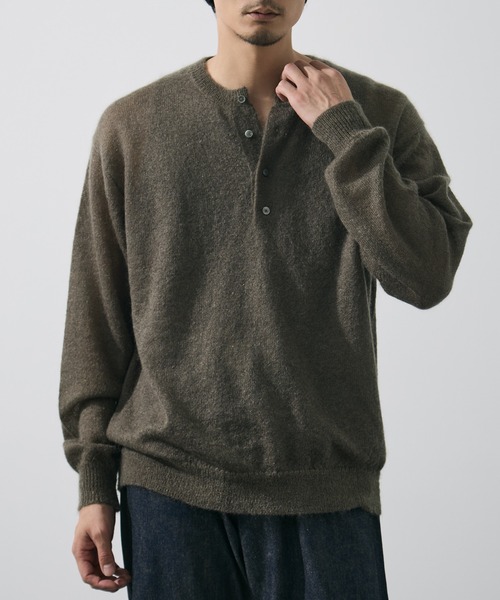 YLEVE(イレーヴ)の「【YLEVE/イレーヴ】SUPER KID MOHAIR HENRY NECK KNIT(ニット/セーター・メンズ・カーキ/ダークグレー・5/4)」の1枚目の写真