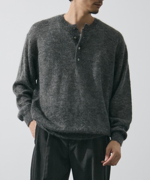 YLEVE(イレーヴ)の「【YLEVE/イレーヴ】SUPER KID MOHAIR HENRY NECK KNIT(ニット/セーター・メンズ・カーキ/ダークグレー・5/4)」の3枚目の写真