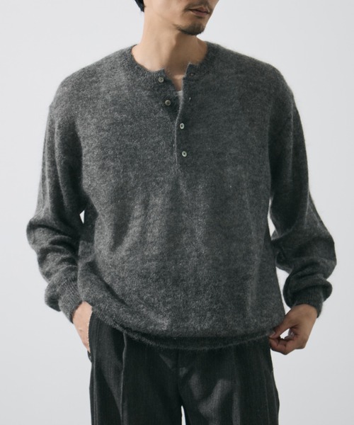 YLEVE(イレーヴ)の「【YLEVE/イレーヴ】SUPER KID MOHAIR HENRY NECK KNIT(ニット/セーター・メンズ・カーキ/ダークグレー・5/4)」の4枚目の写真