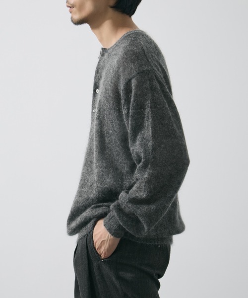 YLEVE(イレーヴ)の「【YLEVE/イレーヴ】SUPER KID MOHAIR HENRY NECK KNIT(ニット/セーター・メンズ・カーキ/ダークグレー・5/4)」の5枚目の写真