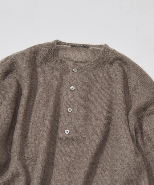 YLEVE(イレーヴ)の「【YLEVE/イレーヴ】SUPER KID MOHAIR HENRY NECK KNIT(ニット/セーター・メンズ・カーキ/ダークグレー・5/4)」の19枚目の写真
