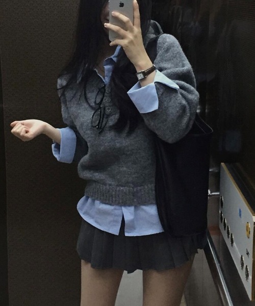 SHERU(シェル)の「スキッパーシャツレイヤードニット(ニット/セーター・レディース・ベージュ/ネイビー/ブラウン/グレー・M)」の5枚目の写真