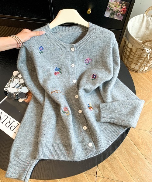 AMAJI(アマジ)の「刺繍 ニットカーディガン(カーディガン/ボレロ・レディース・グレー/ライトブルー/ホワイト・FREE)」の2枚目の写真