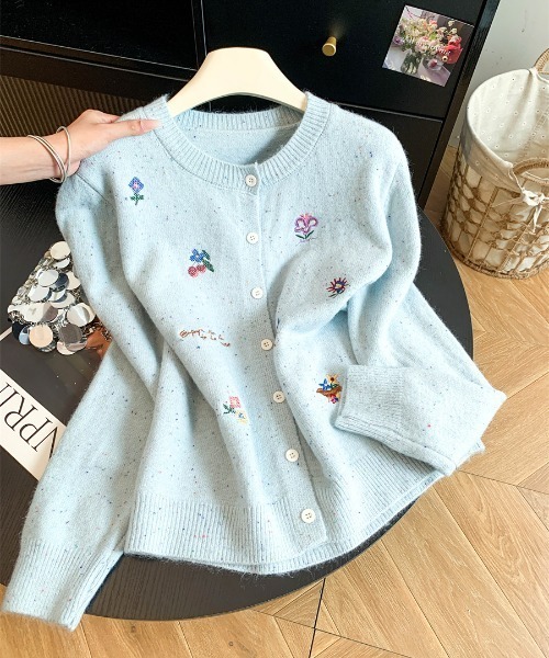 AMAJI(アマジ)の「刺繍 ニットカーディガン(カーディガン/ボレロ・レディース・グレー/ライトブルー/ホワイト・FREE)」の3枚目の写真