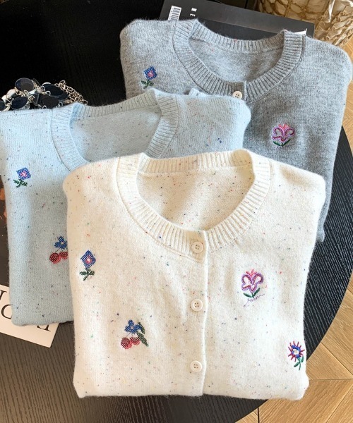 AMAJI(アマジ)の「刺繍 ニットカーディガン(カーディガン/ボレロ・レディース・グレー/ライトブルー/ホワイト・FREE)」の4枚目の写真