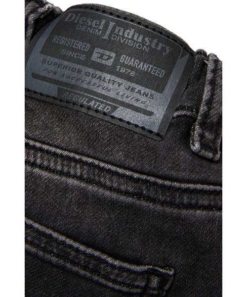 DIESEL(ディーゼル)の「ベビー デニムパンツ ジョグジーンズ D-GALE-B JJJ(デニムパンツ・キッズ・ブラック・24M/18M/36M)」の4枚目の写真