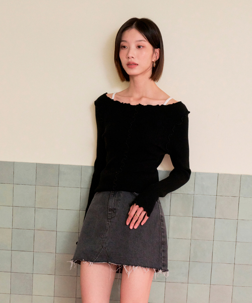 VLETI(ブレッティ)の「ビスコースフリルボートネック刺繍入りリバースニット(グレー)(ニット/セーター・レディース・ブラック・FREE)」の1枚目の写真