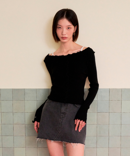 VLETI(ブレッティ)の「ビスコースフリルボートネック刺繍入りリバースニット(グレー)(ニット/セーター・レディース・ブラック・FREE)」の2枚目の写真