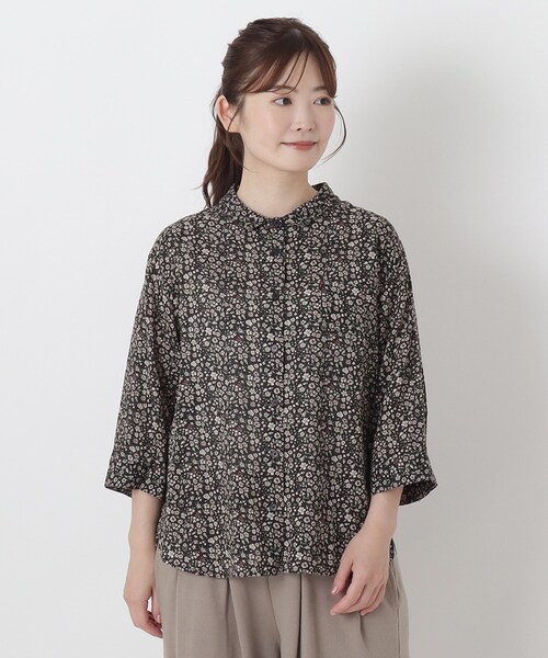 one'sterrace(ワンズテラス)の「綿レーヨンシアサッカー花柄プリントブラウス(シャツ/ブラウス・レディース・ネイビー系5/グリーン系その他6/ブラック系8/アイボリー系8・02)」の2枚目の写真