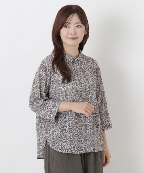 one'sterrace(ワンズテラス)の「綿レーヨンシアサッカー花柄プリントブラウス(シャツ/ブラウス・レディース・ネイビー系5/グリーン系その他6/ブラック系8/アイボリー系8・02)」の1枚目の写真